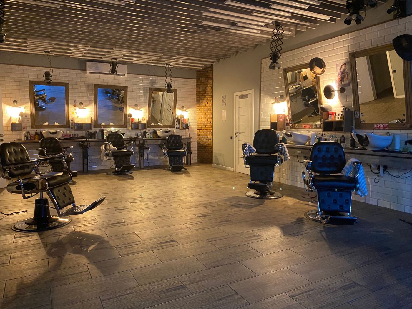 A szalon belső tere fodrászszékekkel és tükrökkel